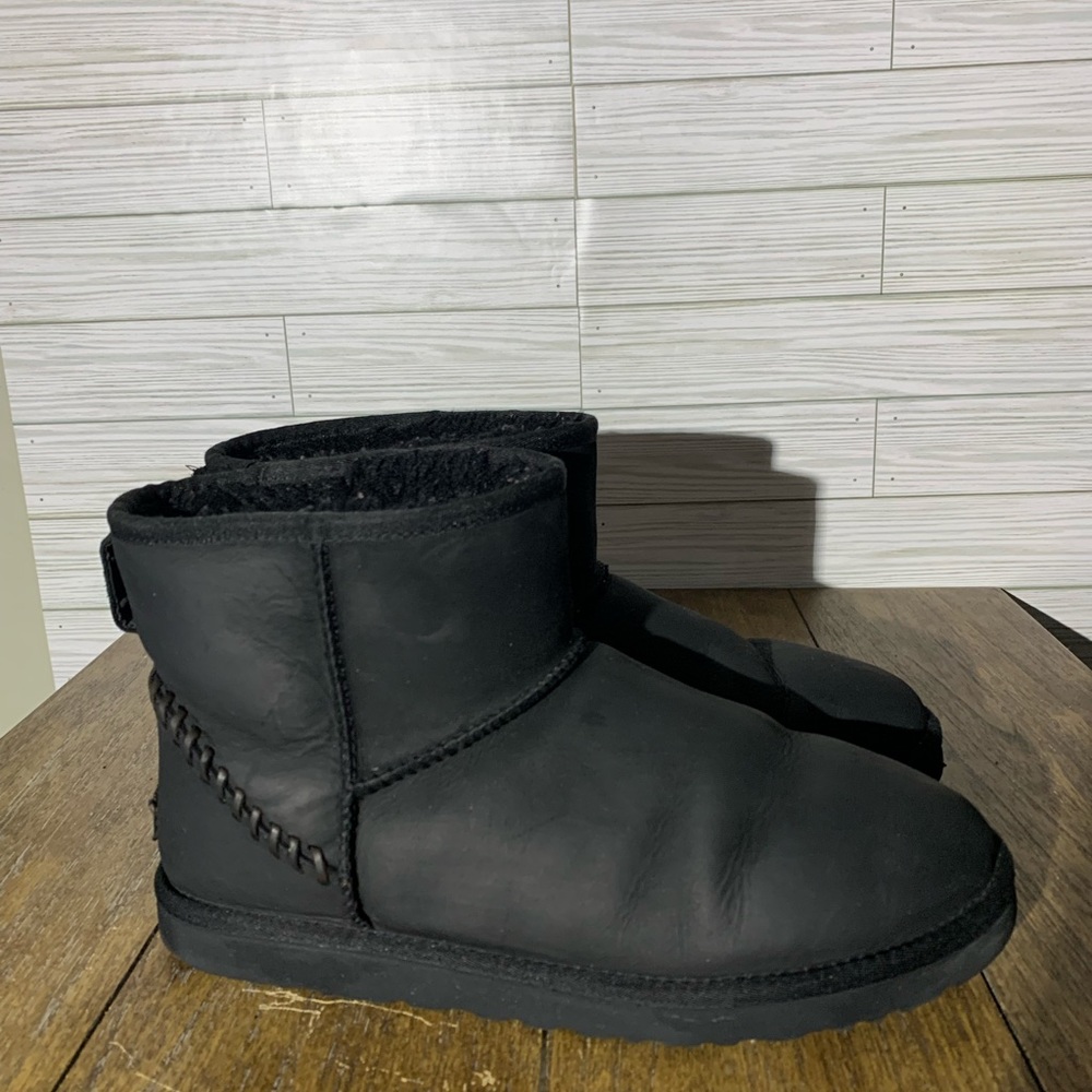 Ugg short black size 11 women’s boots
